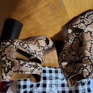 Stylish Snakeskin Block Heel Sandals